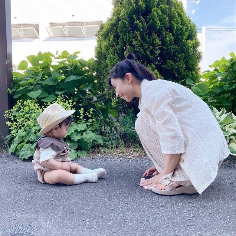 お子さんと散歩を楽しむMaiさん