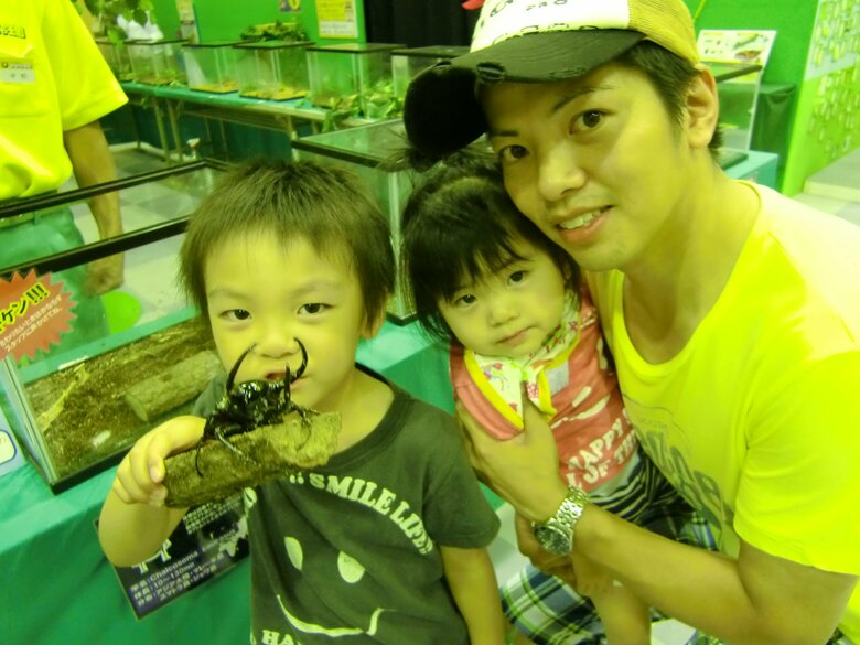 2歳のころの紗帆さん（中央）と父・哲次さん（右）