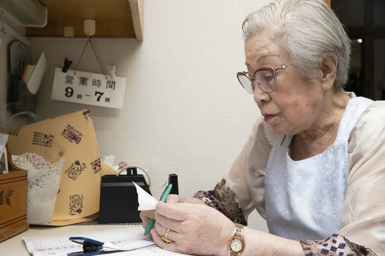 つくだ煮店の帳簿をつける草間千恵子さん