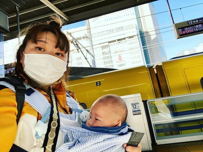 ロケ先まで長男「やさまる」くんと一緒に新幹線に乗ることも多いという、やしろ優さん（本人提供）