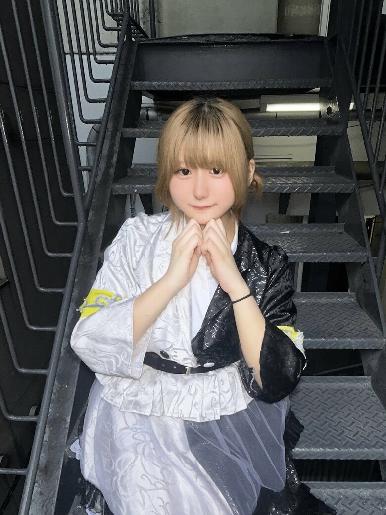 言われなければ片目が義眼とは気づかない