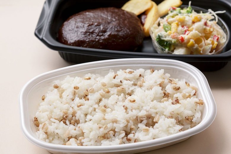 プラスべジデミグラスハンバーグステーキ弁当+もち麦ごはん　720円（税込）