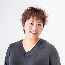 阪神・淡路大震災で実家が全壊したことを機に災害医療に目覚め、ＪＭＴＤＲ（国際緊急援助隊医療チーム）にて救命救急災害レスキューナースとして活動。現在は講演会と防災教育をメインに、要請があれば被災地で活動を行っている。近著は『保存版防災ハンドメイド100均グッズで作れちゃう！』（KADOKAWA）。