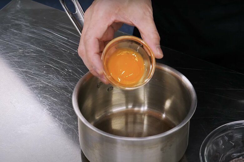 【チョコソースの作り方1】鍋に卵黄を入れる