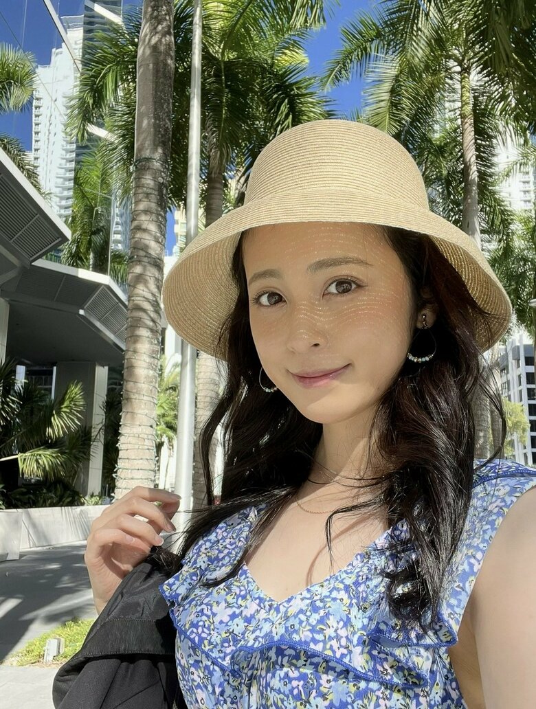 休暇で訪れたハワイでリゾートコーデがお似合いの久慈さん