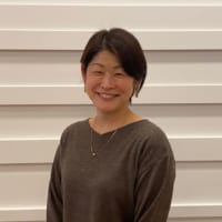 マニュライフ生命保険株式会社コーポレート・コミュニケーションズ部シニアマネージャー。金融記者、資産運用会社の広報・マーコム担当を経て2015年マニュライフ生命保険株式会社に入社、16年より現職。対外広報および社内コミュニケーションを担当。