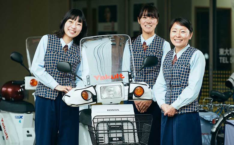 ▲東京ヤクルト販売株式会社東大和センターで働くヤクルトレディの皆さん。（左から）島田あかりさん、池田文さん、奥田幸恵さん。