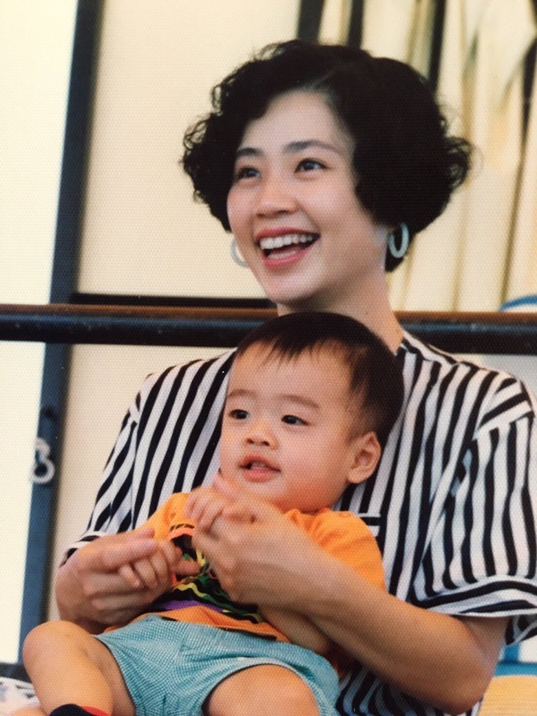 生まれたころの寺田ユースケさんとお母さま