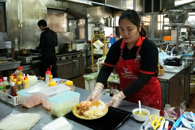 店の調理場に立つグェンさん。調味料などはベトナムから取り寄せており、本場の味を楽しむことができる