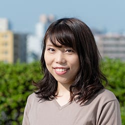 株式会社ディスコWill経営推進室所属。2012年に新卒で入社。新入社員が配属されるアプリケーション大学を経て、アプリケーション開発部に配属。2016年に結婚後、2017年に女児を出産。産休。育休を経て復帰する際、自分のライフスタイルに合う部署を探し、自らの意志でWill経営推進室に異動。社内結婚の夫は単身赴任で海外勤務中のため、ワンオペ子育て中。