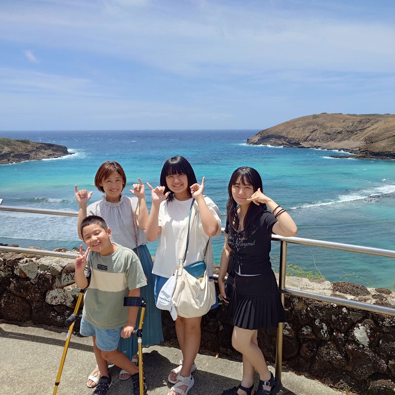 2025年7月、家族でハワイに行ったとき。前方が息子、後方左から柴田さん、次女、長女