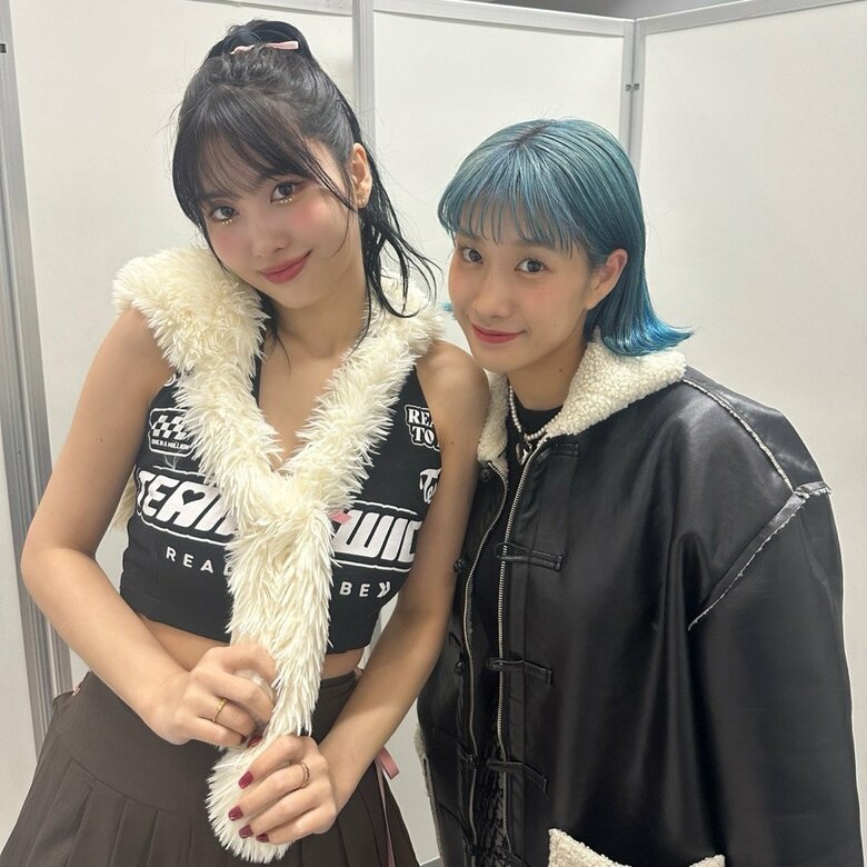 2人で出かけることも多いという姉のhanaさん（写真右）と妹でTWICEメンバーのMOMOさん（写真左）