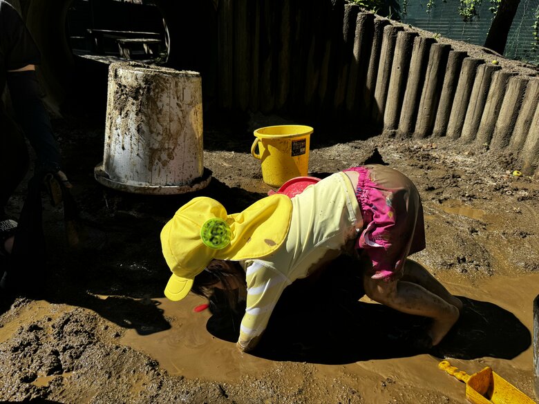 どろだんご先生の砂遊びワークショップで、泥だらけになって遊ぶ子ども
