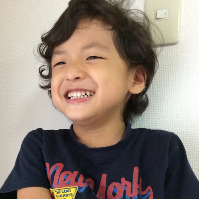とびっきりの笑顔を見せる3歳のころの大和さん