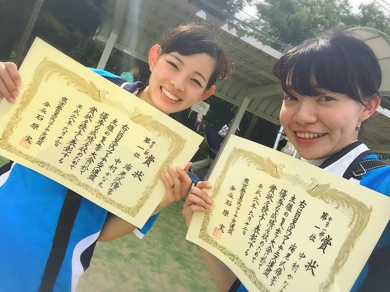 テニスの試合で優勝した中村選手（右）と友人（本人提供）