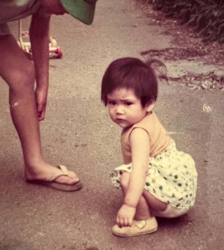 1歳の鈴木蘭々さんとのぞきこむお兄さん