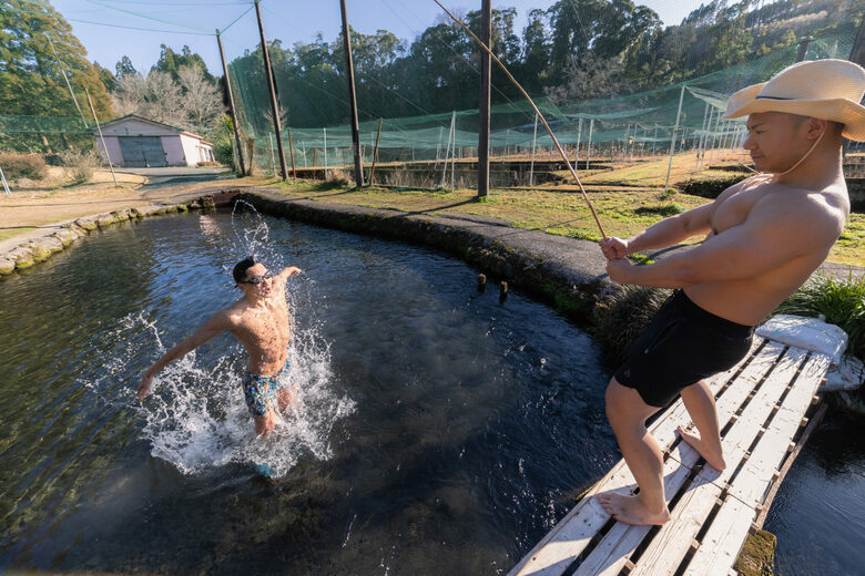 「釣り堀で釣られたマッチョ」