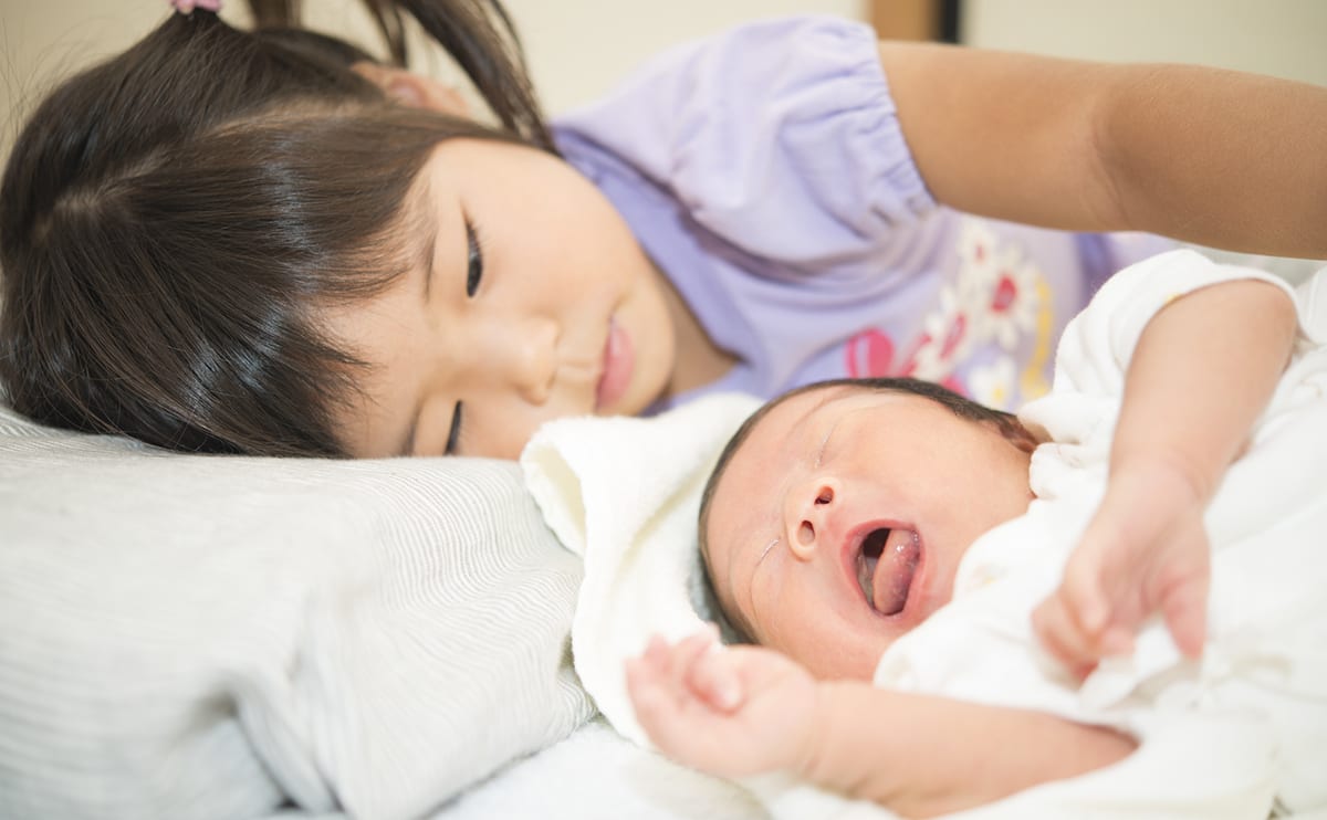 弟をあやすお姉ちゃん