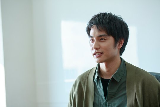 インタビューに答える中村蒼さん