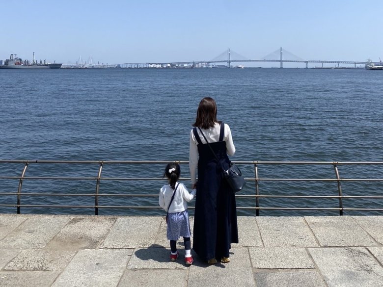 4歳の娘さんと歩く松村未央さん