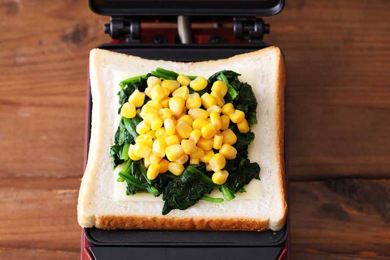 ホットサンドメーカーに③をセットし、もう1枚の食パンをのせたらカバーを閉じて焼く。