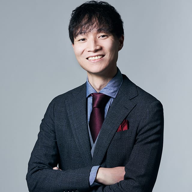 子ども向けの法律書として異例の大ヒットを記録した『こども六法』シリーズの著者。法教育の普及といじめ問題の解決に取り組む研究者でありながら、ミュージカル俳優・写真家としての顔も持つ。