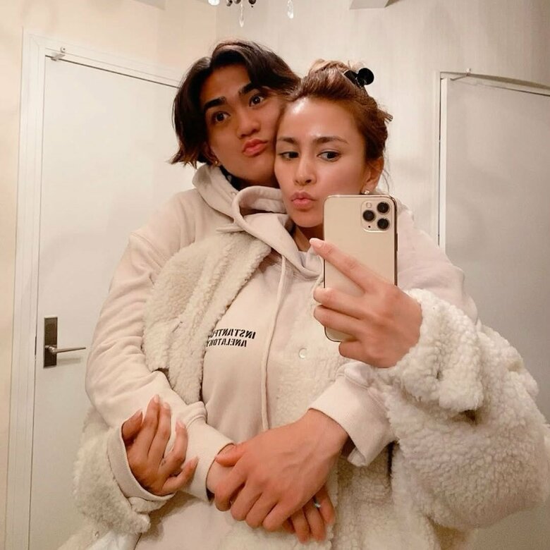 バックハグをする次男