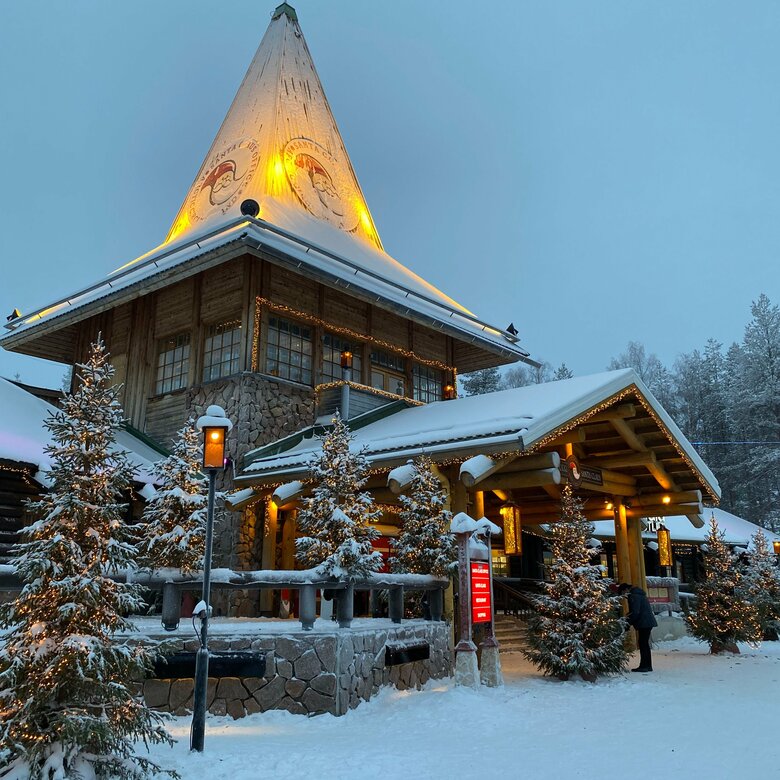 真っ白な雪に覆われた、ロヴァニエミにあるサンタクロース村。屋根にもサンタクロースのイラストが描かれている