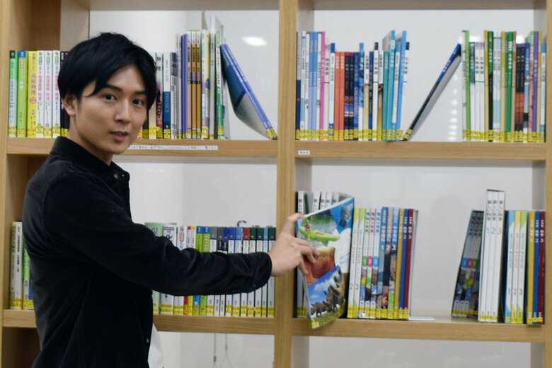 教育系の企業らしく職場には多数の書籍が並ぶ