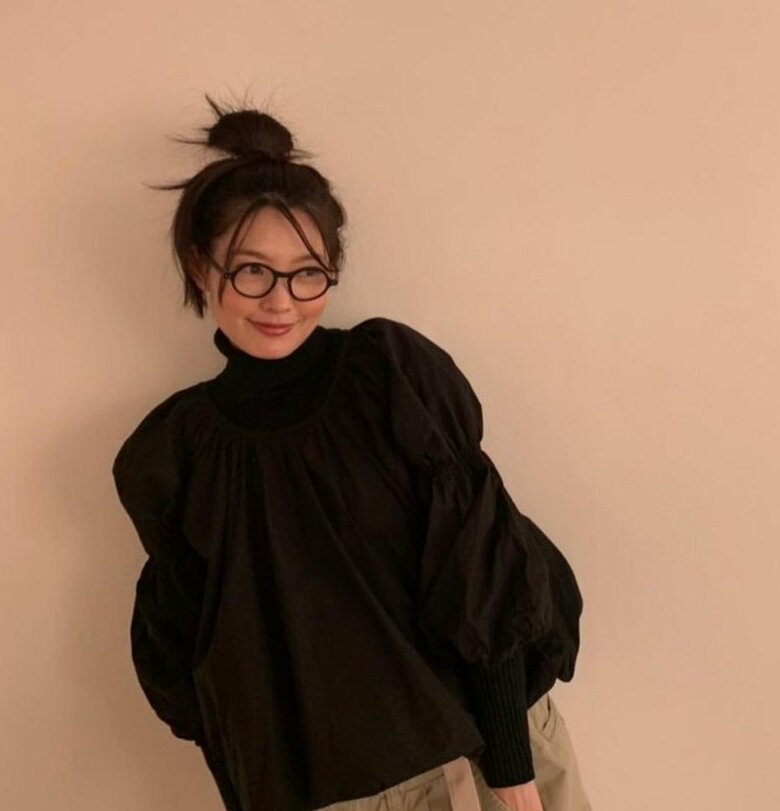 お団子ヘアと相性抜群なタートルニットの私服コーデ