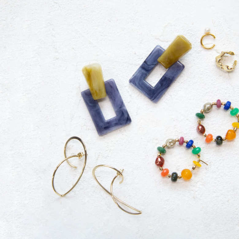 【写真左上・写真左下】「ROOM」のスクエア型のピアスとフープピアス。「トレンド感があり大人でも取り入れやすいデザインが魅力。買いやすい価格帯でよく利用しています」（山本さん）／【写真中央】「H&M」のカラーストーンのピアス。「カラフルで顔まわりが一気に華やぐ逸品。天然石は夏にぴったりの素材」（山本さん）／【写真右上／パール付きイヤーカフ】エレガントなイヤーカフ。「淡水パールもこの夏のトレンドなのですが、通常のパールよりも瑞々しく透明感があって素敵」（山本さん）／【写真右上／太めのイヤーカフ】「Lattice（ラティス）」のもの。「太めのフープ型でさりげなく耳元で主張するおしゃれなデザイン」（山本さん）