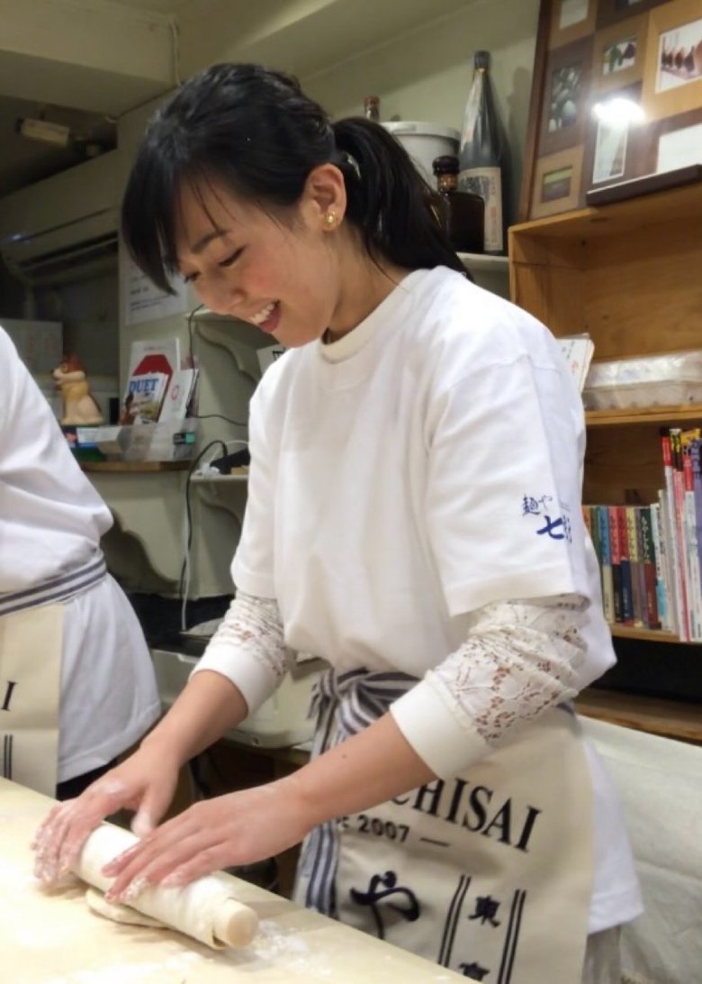 食べるだけでは飽きたらず、「麺や七彩」店主にプライベートで麺打ちを教わる