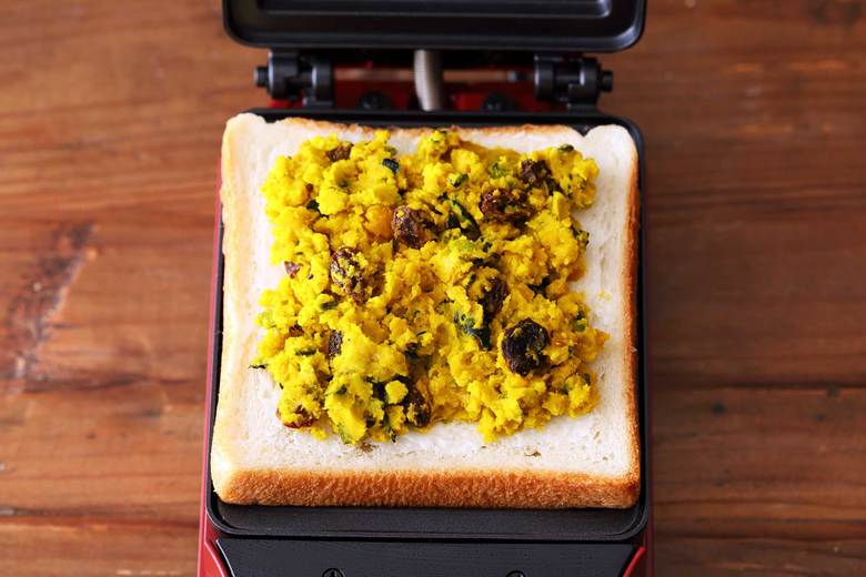 パンに①をひろげてのせてホットサンドメーカーにセットする。もう1枚のパンをのせたらカバーを閉じて焼く。