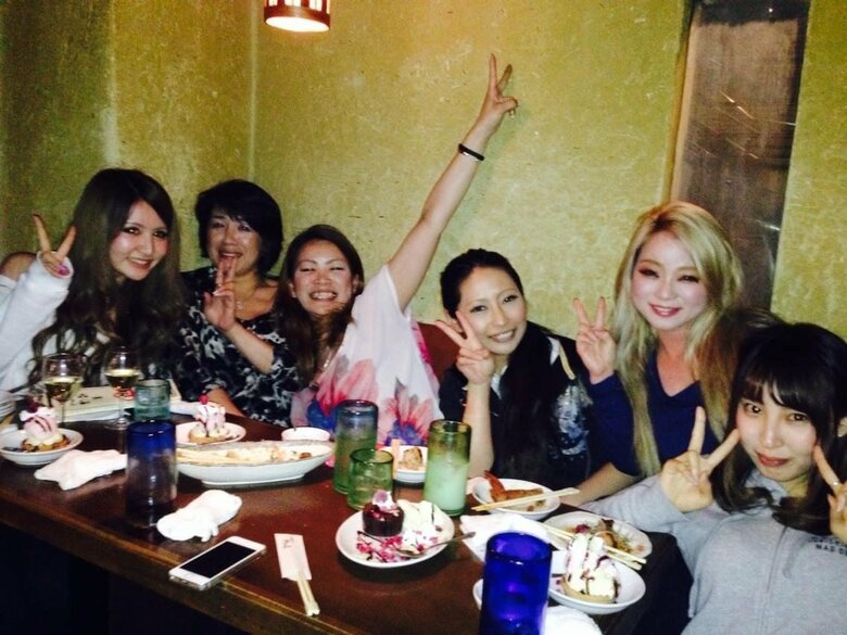 109時代の食事会の様子「このときの同僚とはいまでも仲がいいですよ」