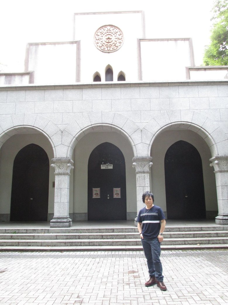 東大駒場キャンパス900番講堂前（駒場で法学部の講義が行われた教室）で