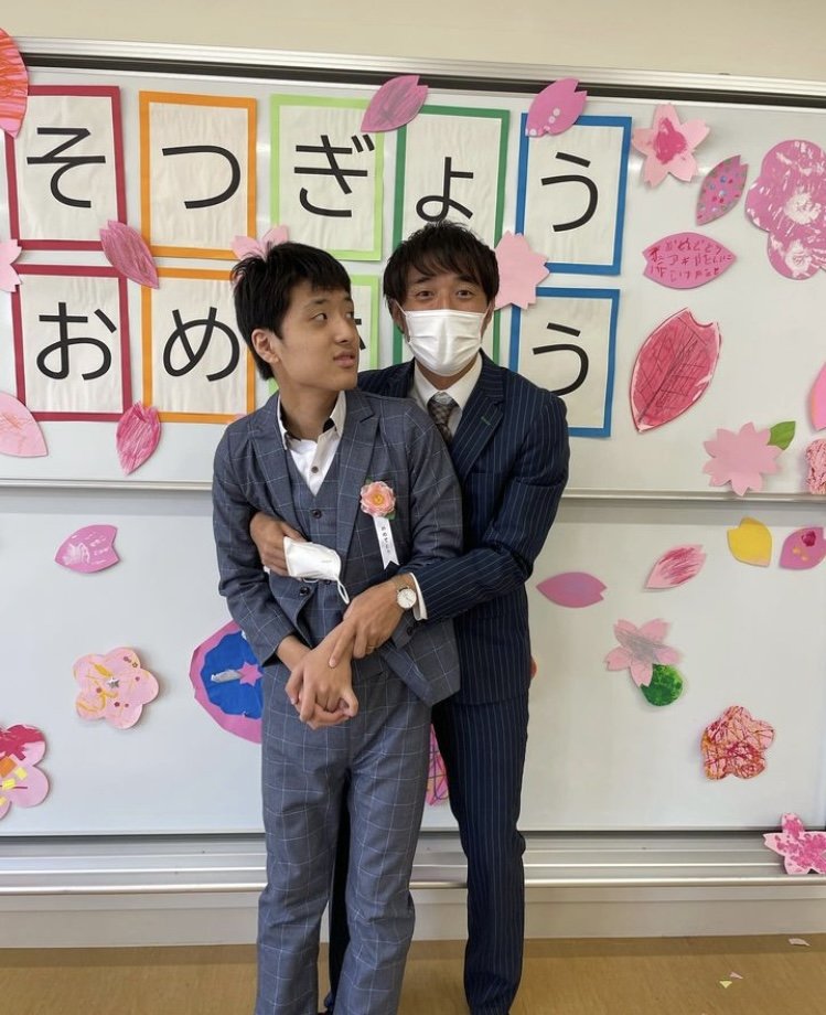 支援学校小学部の卒業式での永里さん親子