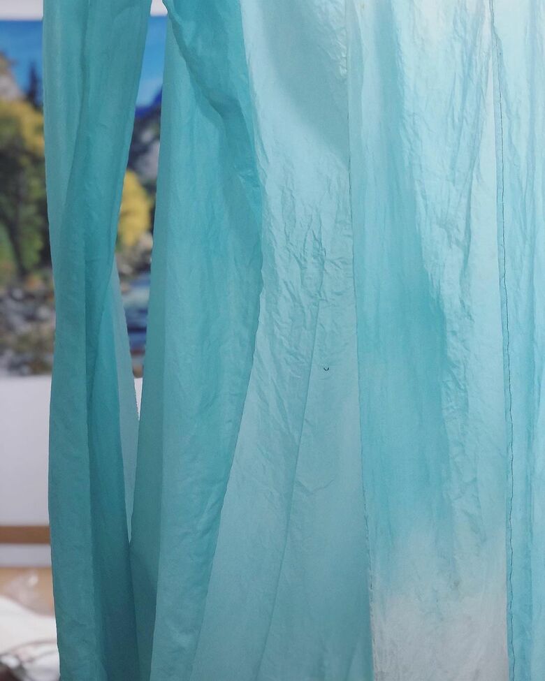 生葉染めの空色をイメージした水色のシャツを15年ほど愛用している