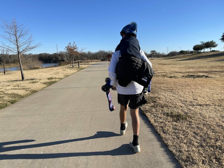 きょうだいをおんぶする長男。背が高い！めんどう見の良さが伝わってきます