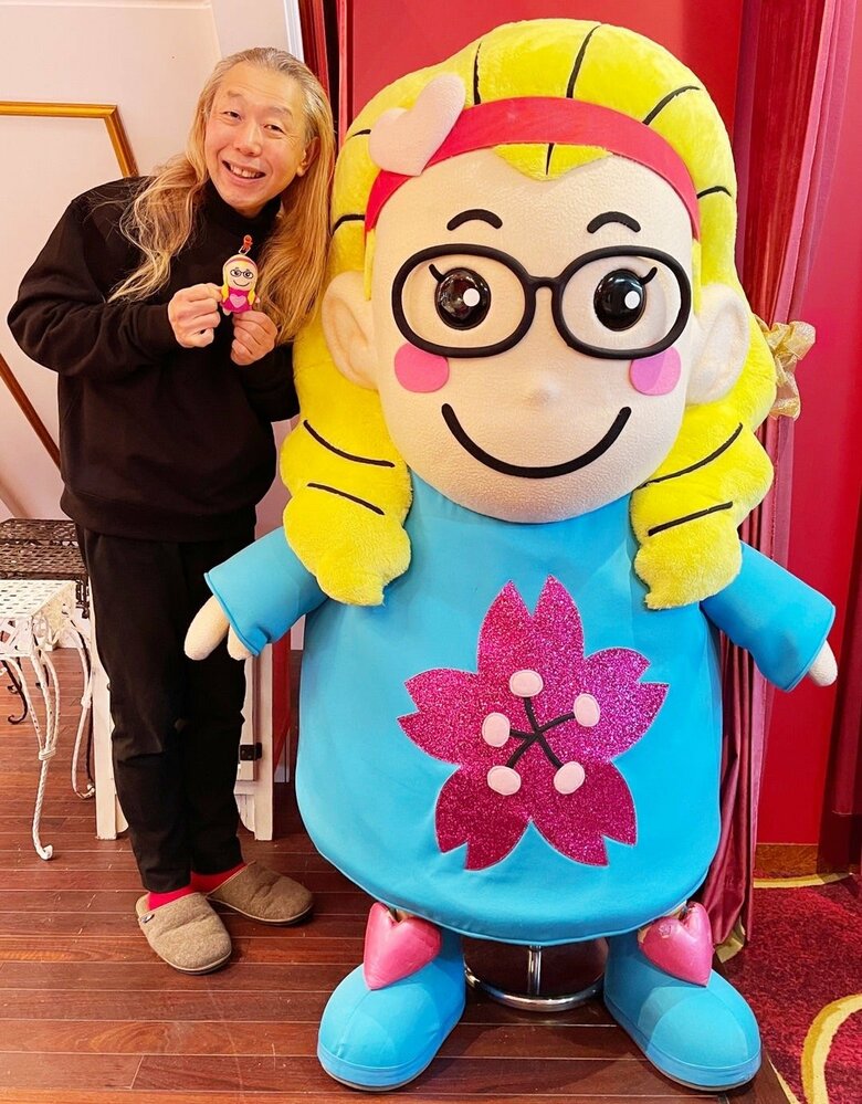 假屋崎さんのキャラクター「カーリーちゃん」と一緒に