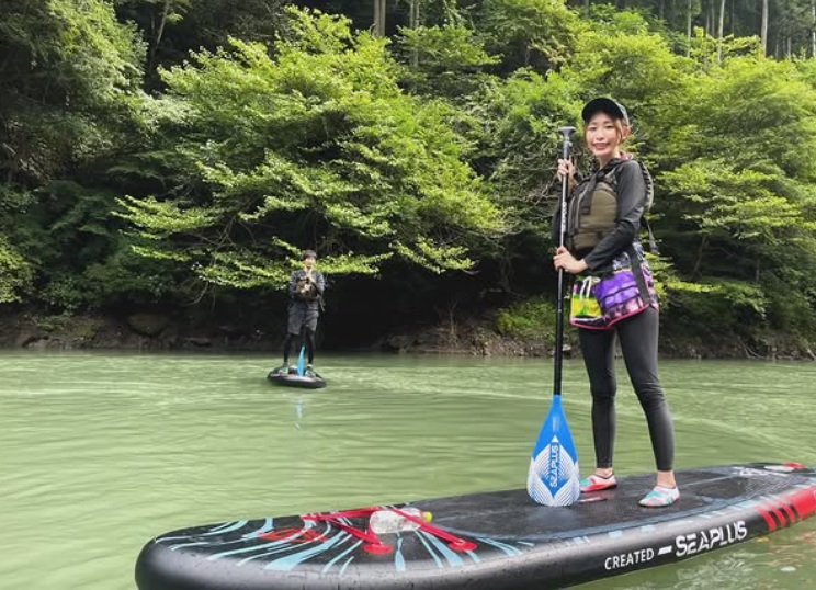 元サッカー選手の夫・小林裕紀さんとSUPを楽しむ彦坂さん