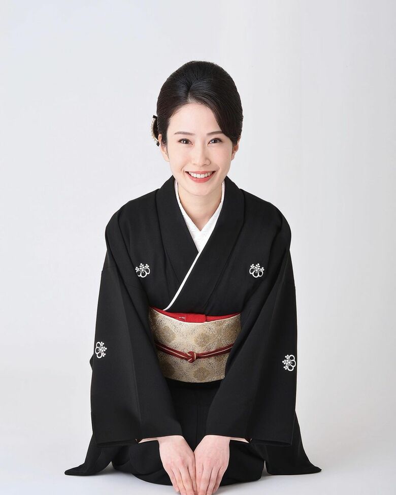 「凛とした姿が美しい！」昨年10月の真打昇進の際にごひいきのお客さまからいただいた黒紋付を身に纏った七代目一龍斎貞鏡さん（撮影／橘蓮二）