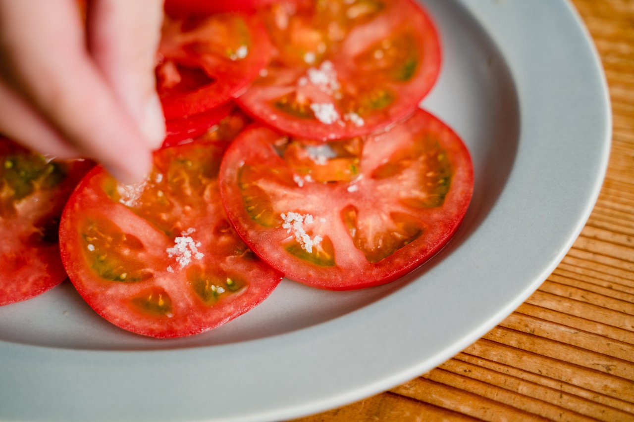 夏の水分補給は 薄切りトマトのパクチーサラダ Chanto Web