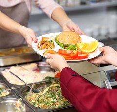 給食が食べられない子への過剰な指導がヤバい