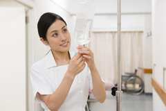 点滴している腕が痛くなるのはなぜ？ 看護師が教える「点滴の賢い受け方」