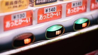 コンビニ自販機って何が買えるの？コンビニとの違いって？