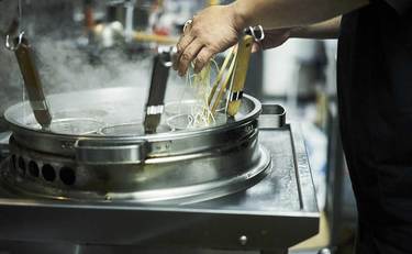 名倉潤さんが「インスタントと思えへん」超一流ラーメン店の袋麺料理