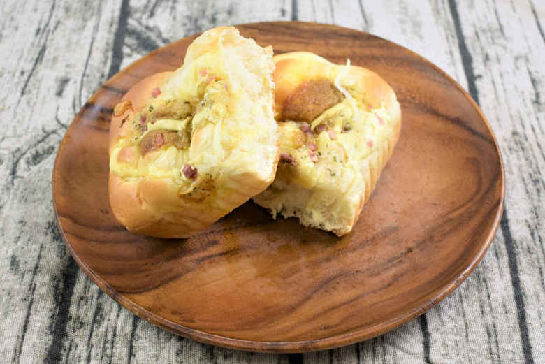 ファミマの人気パンちぎれるオニオンブレッド(カレー)の画像