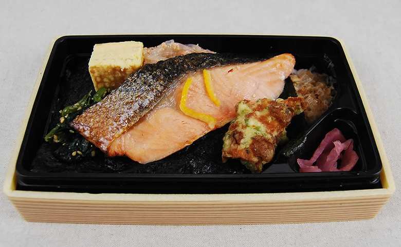 ナチュラルローソンの「ゆず香る鮭のり弁当」の食レポ画像