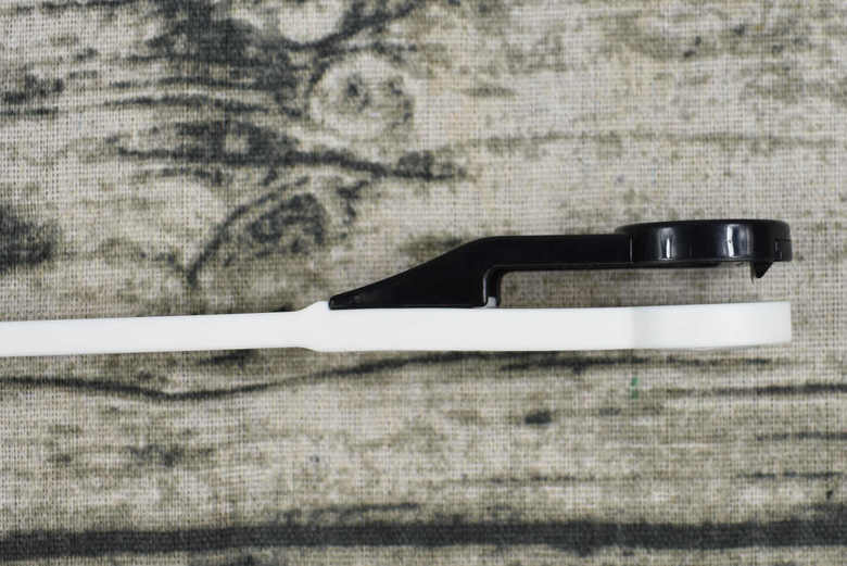 セリアのおすすめ雑貨「レトルト絞り＆カッター」の商品画像