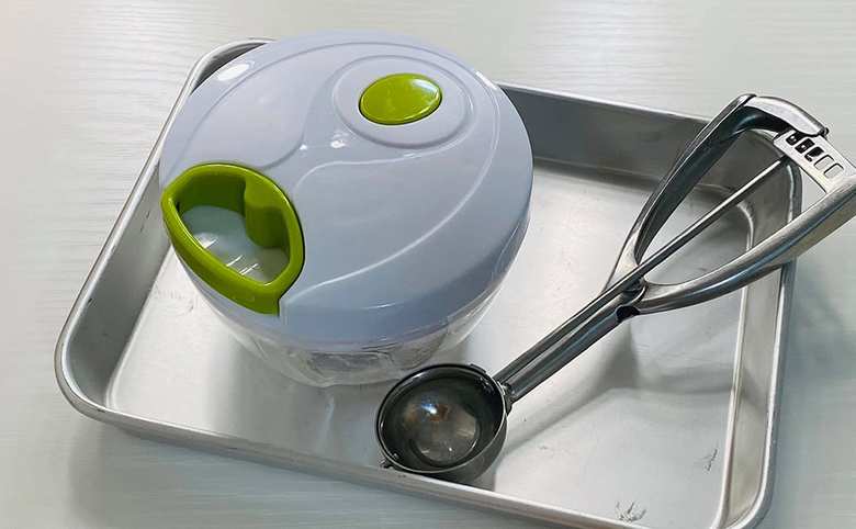 時短調理のために必ず持参するというぶんぶんチョッパー（左）、ディッシャー（右）、バット（下）